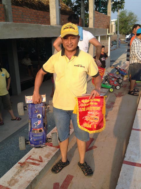 Chúc mừng Mr.Quang STORMACER vô địch giải Truggy tại sân Bình dương 31/03/2013 LLOYVRY7